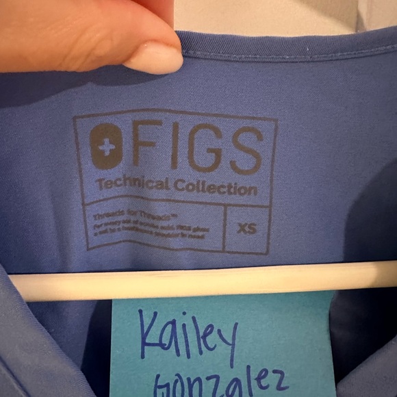 FIGS ceil blue casma three pocket top - Picture 3 of 5